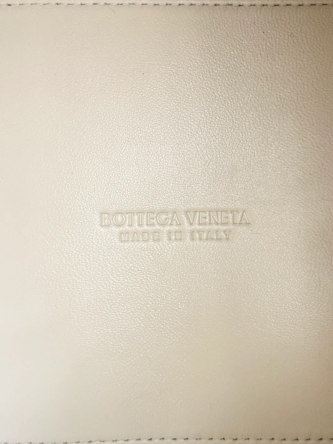 Batch 2060 BOTTEGA VENETA 2025 Autumn New Product Medium Parachuta The long-awaited new medium parachuta is here, with a unique appearance and iconic metal knots, and a whole piece of leather folds the four corners into a parachute shape! The exquisite Knot metal buckle is like putting jewelry on a bag. It is high-end and elegant. Its super capacity can hold all your things! The overall effect of this bag is very different from before. It is neither too delicate to provide a large capacity nor too bulky because of its practicality. It simply provides a perfectly suitable bag for casual and simple people👜 Style number: 835921 Size: 29.5*18.5*17.5cm